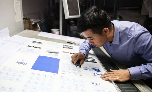 我亲自印刷厂蹲点,仔细核对每一页的颜色和质量,并与出版社多次沟通